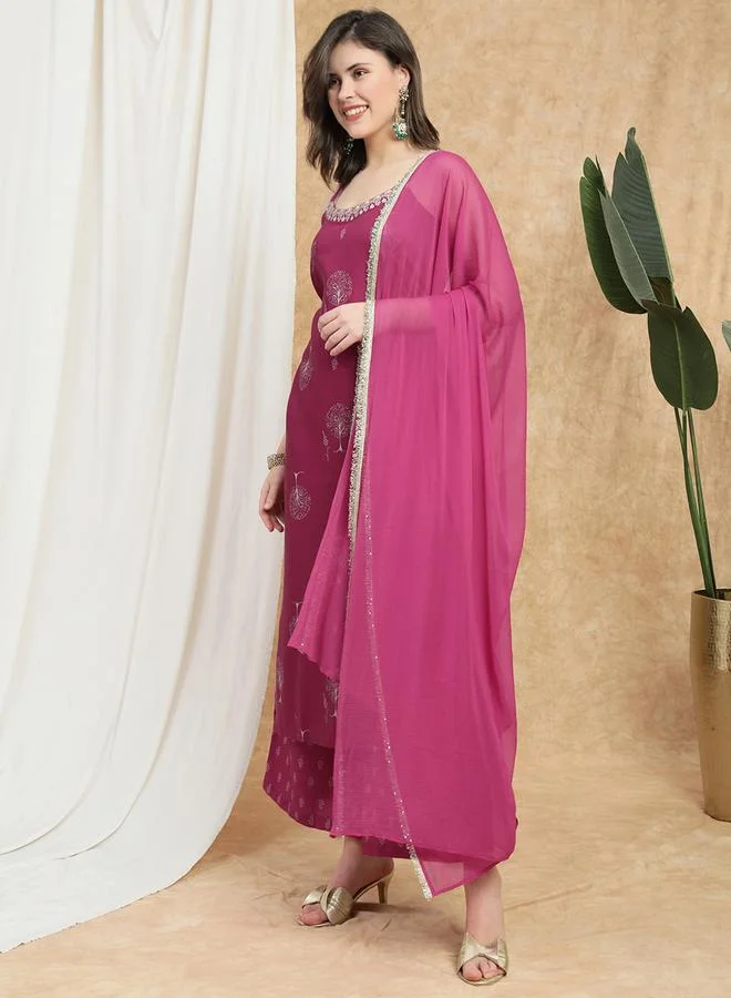 جلو باص طقم كورتا بحمالات وتطريز زهور مع بنطال واسع ووشاح